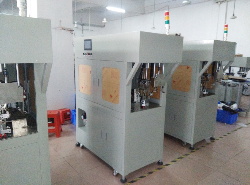 全自动裁线剥皮绕线扎线机车间二